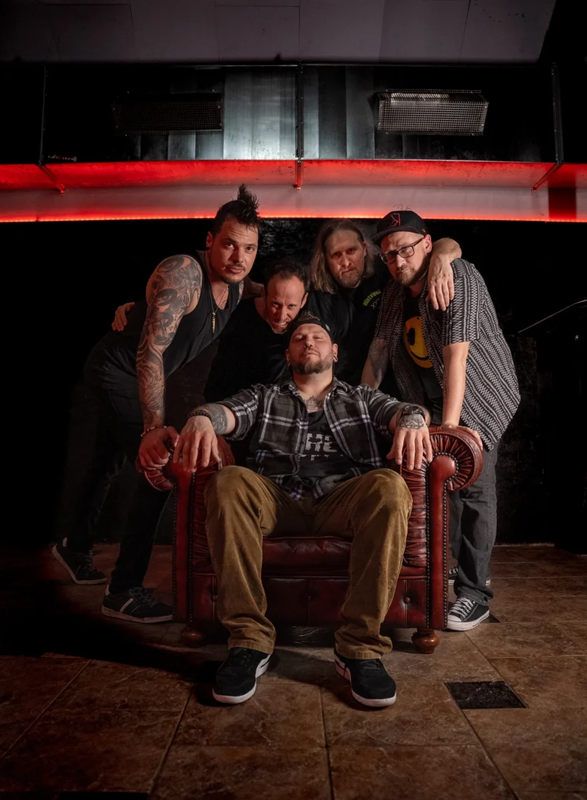 Charakterstarkes Bandfoto der RainbowKissers: Authentisches Musiker-Portrait aus dem Shooting im B10 Hagenberg, fotografiert von ArsMotion.