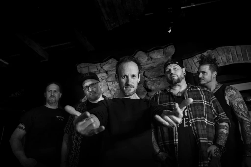 Authentisches Schwarz-Weiß-Gruppenporträt der Band The RainbowKissers – professionelle Bandfotografie für Promotion-Zwecke von ArsMotion.