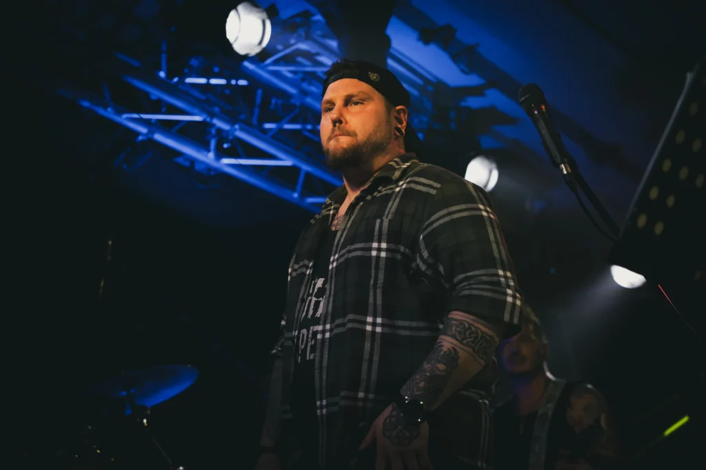 Emotionaler Live-Moment: Sänger der RainbowKissers bei der Performance – Konzertfotografie fängt Leidenschaft und Bühnenpräsenz ein.