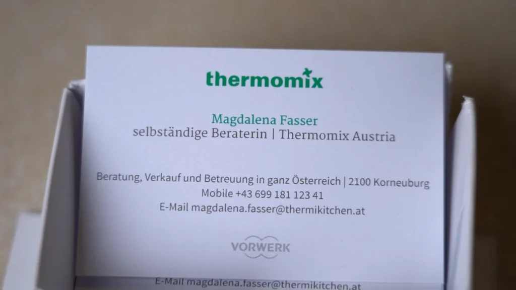 Close-up der Visitenkarte von Magdalena Fasser für "Thermikitchen", selbstständige Thermomix Beraterin in Österreich.