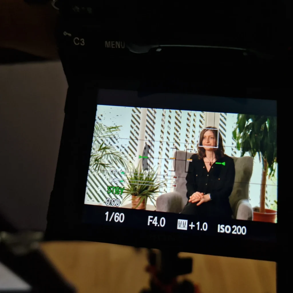 Nahaufnahme des Kamera-Displays zeigt die Interview-Aufnahme von Daniela Unger am Set