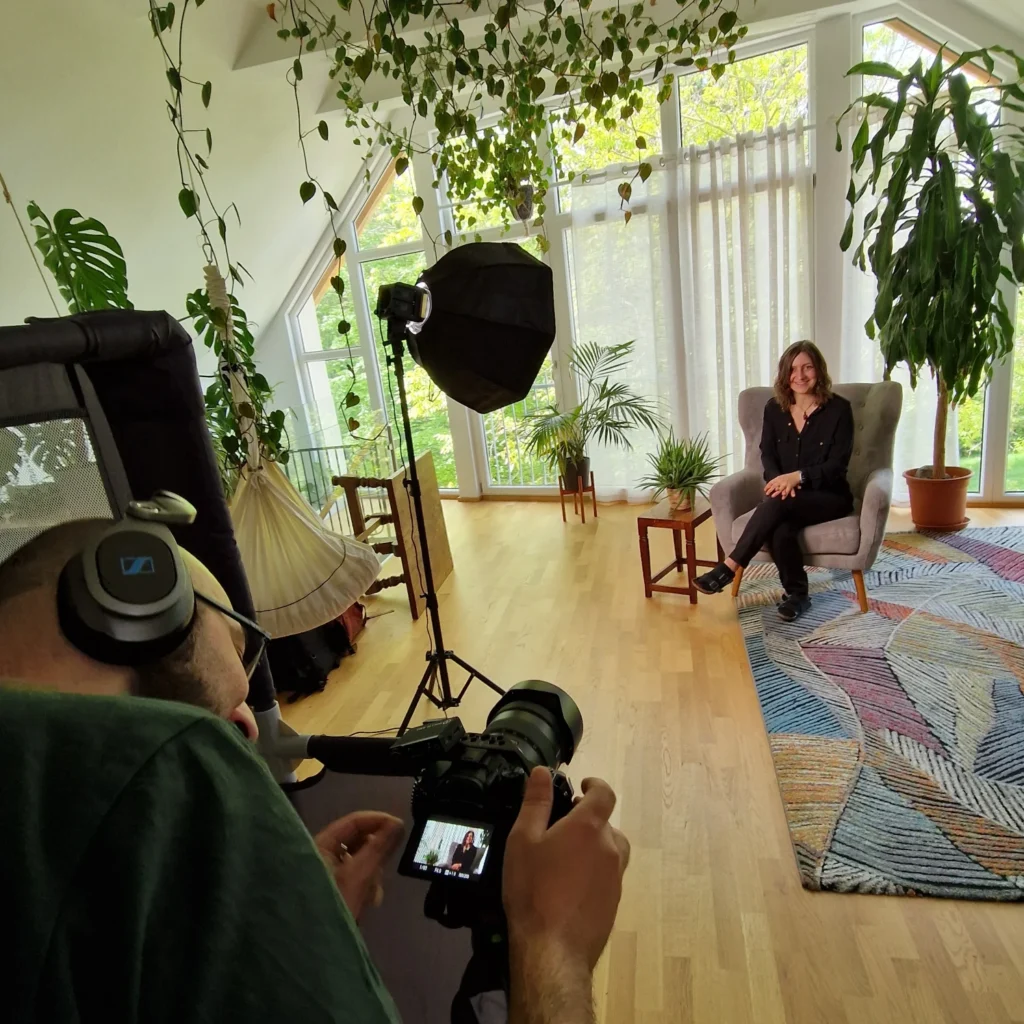 Professionelles Interview-Set mit Softbox und Kameraführung für das Upcycling Label bandha in Altlengbach