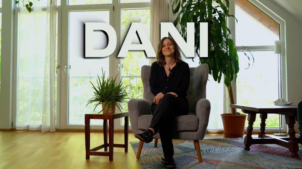 Gründerin Daniela Unger im Interview für den bandha Imagefilm in einem hellen Studio Setting