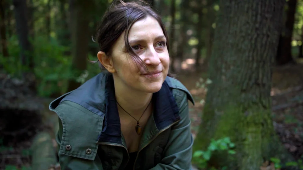 Natürliches Porträt von Daniela Unger, der Gründerin von bandha, im Wienerwald bei Altlengbach