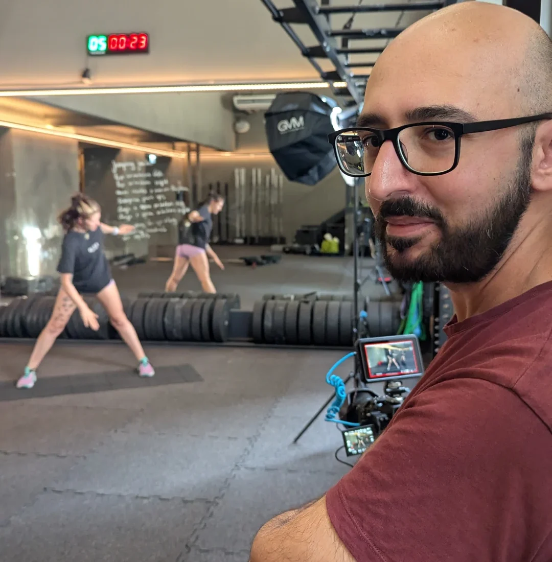 ArsMotion Gründer Arsen Stepanian am Set des Ines Gruber Drehs mit Kamera-Equipment und Athletin im Hintergrund