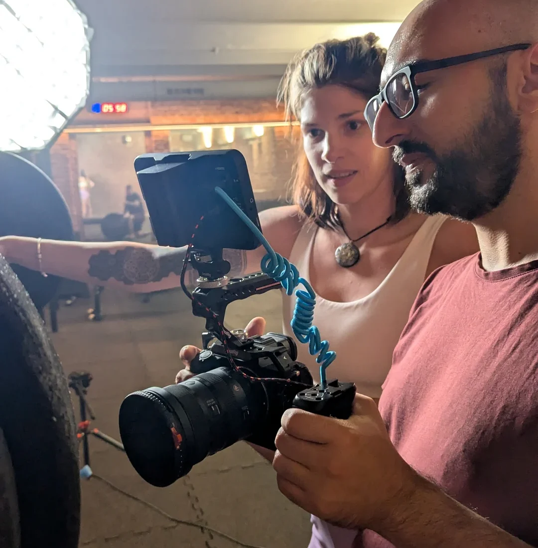 Videograf Arsen Stepanian von ArsMotion und Ines Gruber prüfen die Aufnahme auf dem Kamera-Monitor am Set