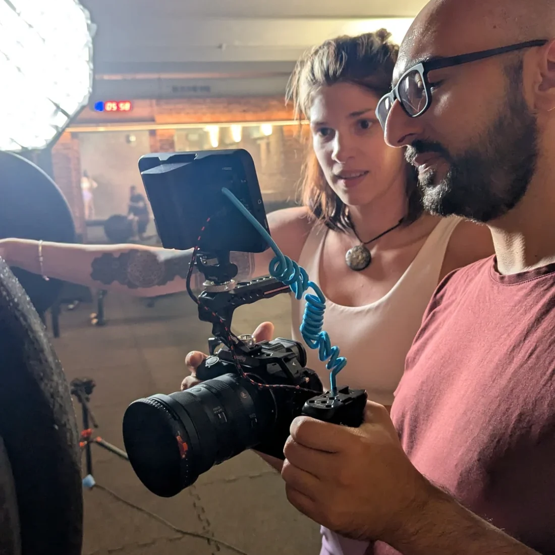 Videograf Arsen Stepanian von ArsMotion und Ines Gruber prüfen die Aufnahme auf dem Kamera-Monitor am Set