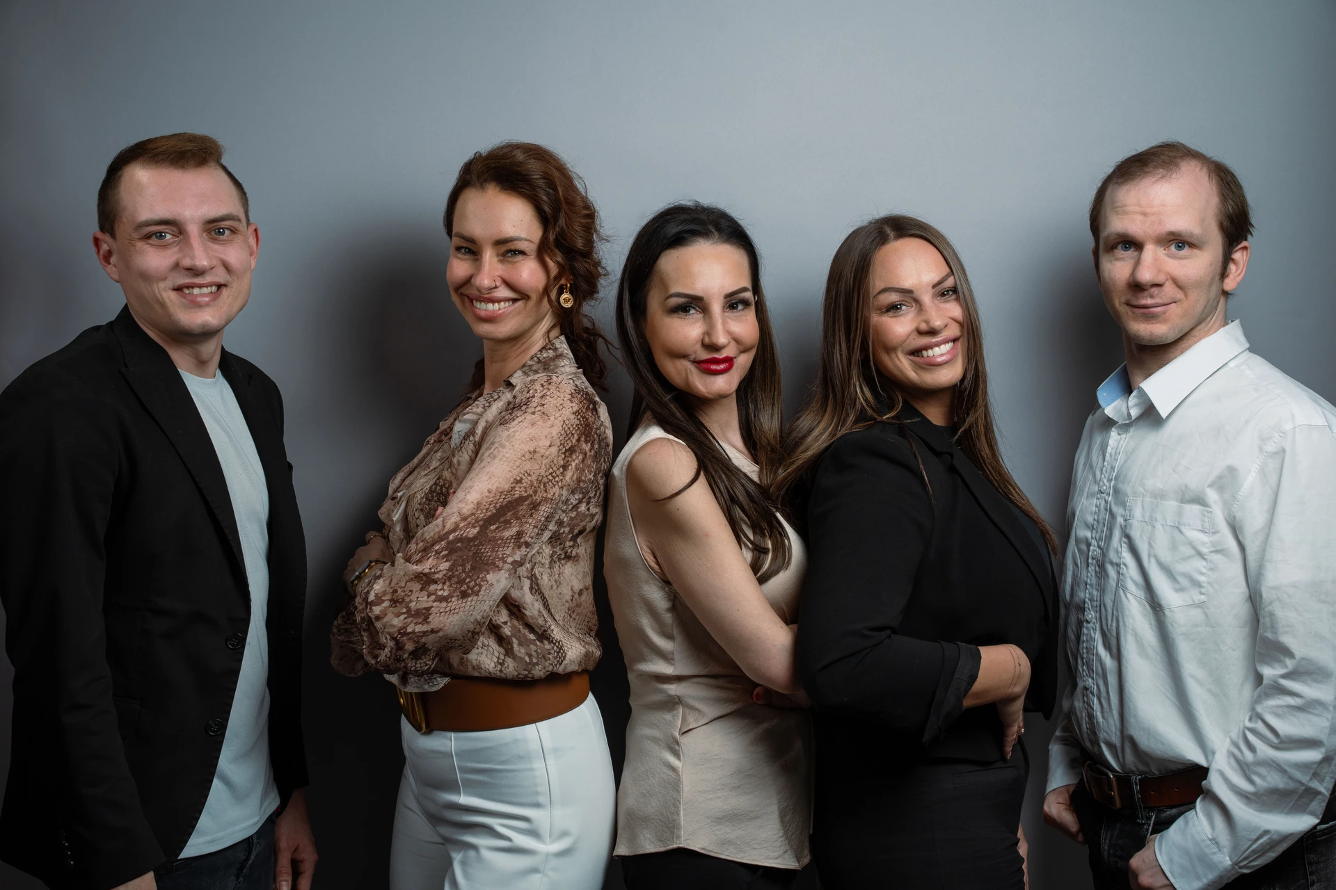 Das sympathische, fünfköpfige Team von Dynamic Personal beim professionellen Business-Fotoshooting. Authentisches Employer Branding Gruppenfoto, produziert von ArsMotion.
