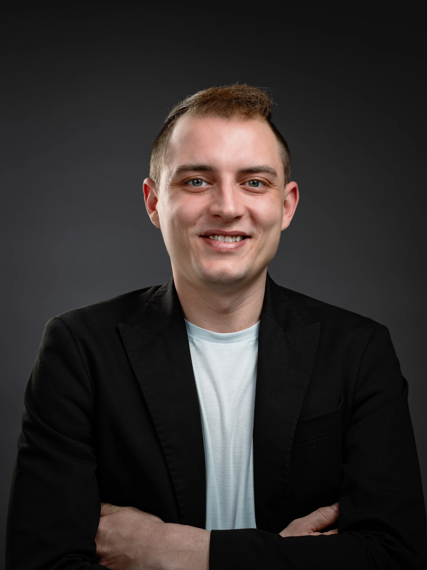 Sympathisches Business Portrait von Kevin Schloegl, Mitarbeiter bei Dynamic Personal. Hochwertige Corporate Fotografie von ArsMotion.