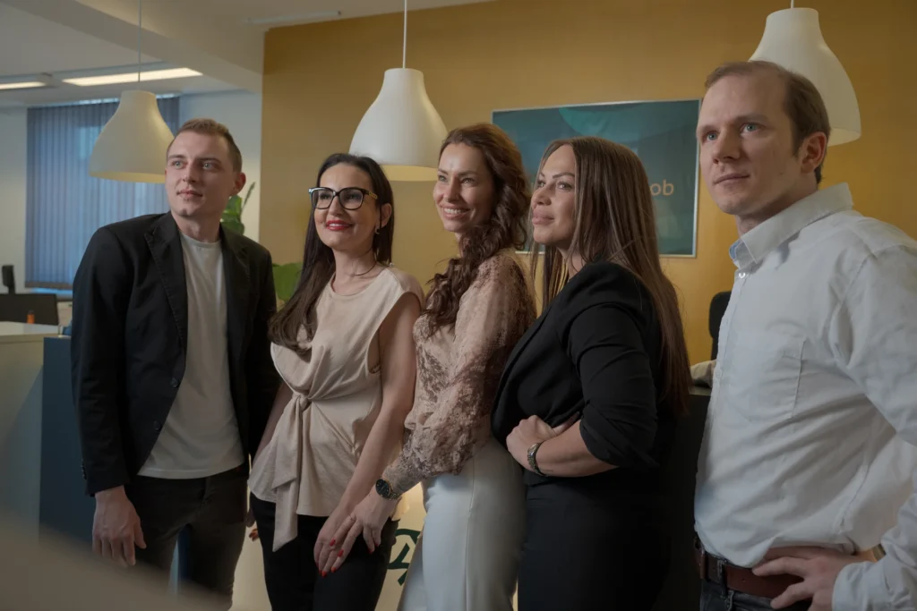 Das fünfköpfige Team des Personaldienstleisters Dynamic Personal inklusive Geschäftsführerin Dijana Bojanic beim Business-Fotoshooting im Büro in Vösendorf.