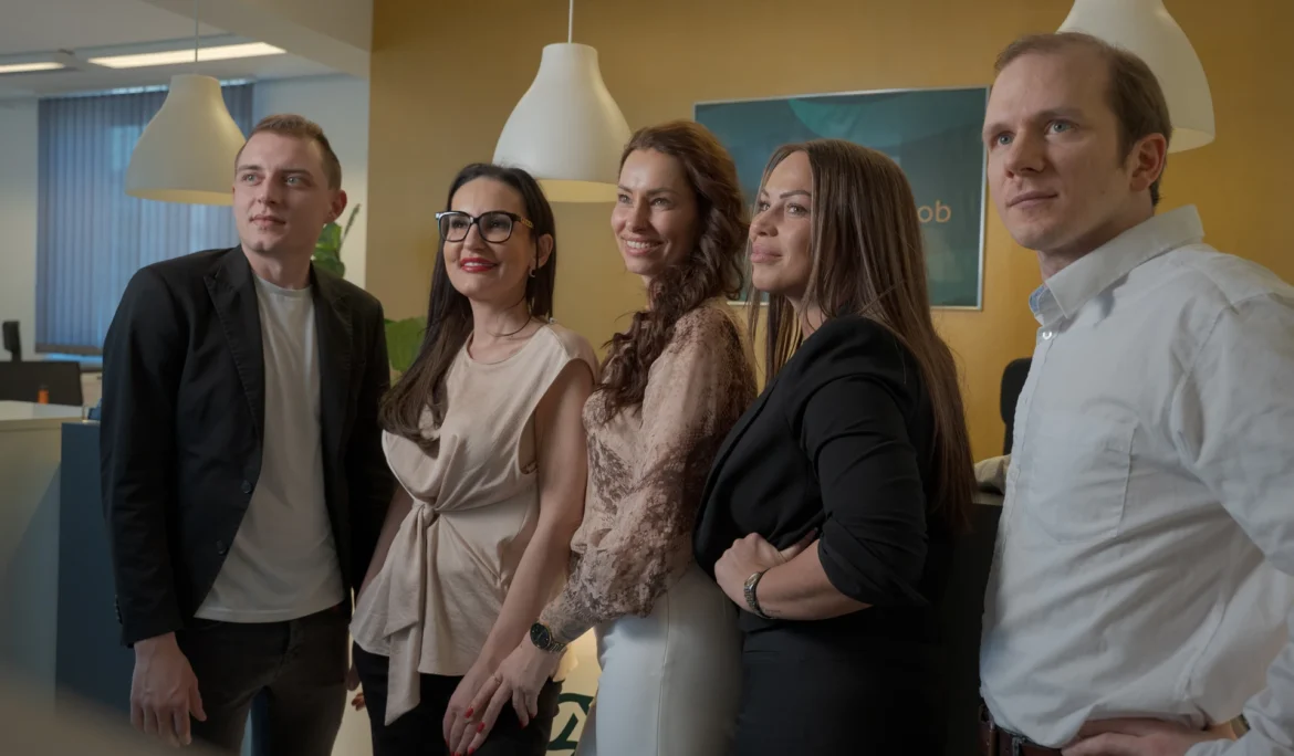 Das fünfköpfige Team des Personaldienstleisters Dynamic Personal inklusive Geschäftsführerin Dijana Bojanic beim Business-Fotoshooting im Büro in Vösendorf.