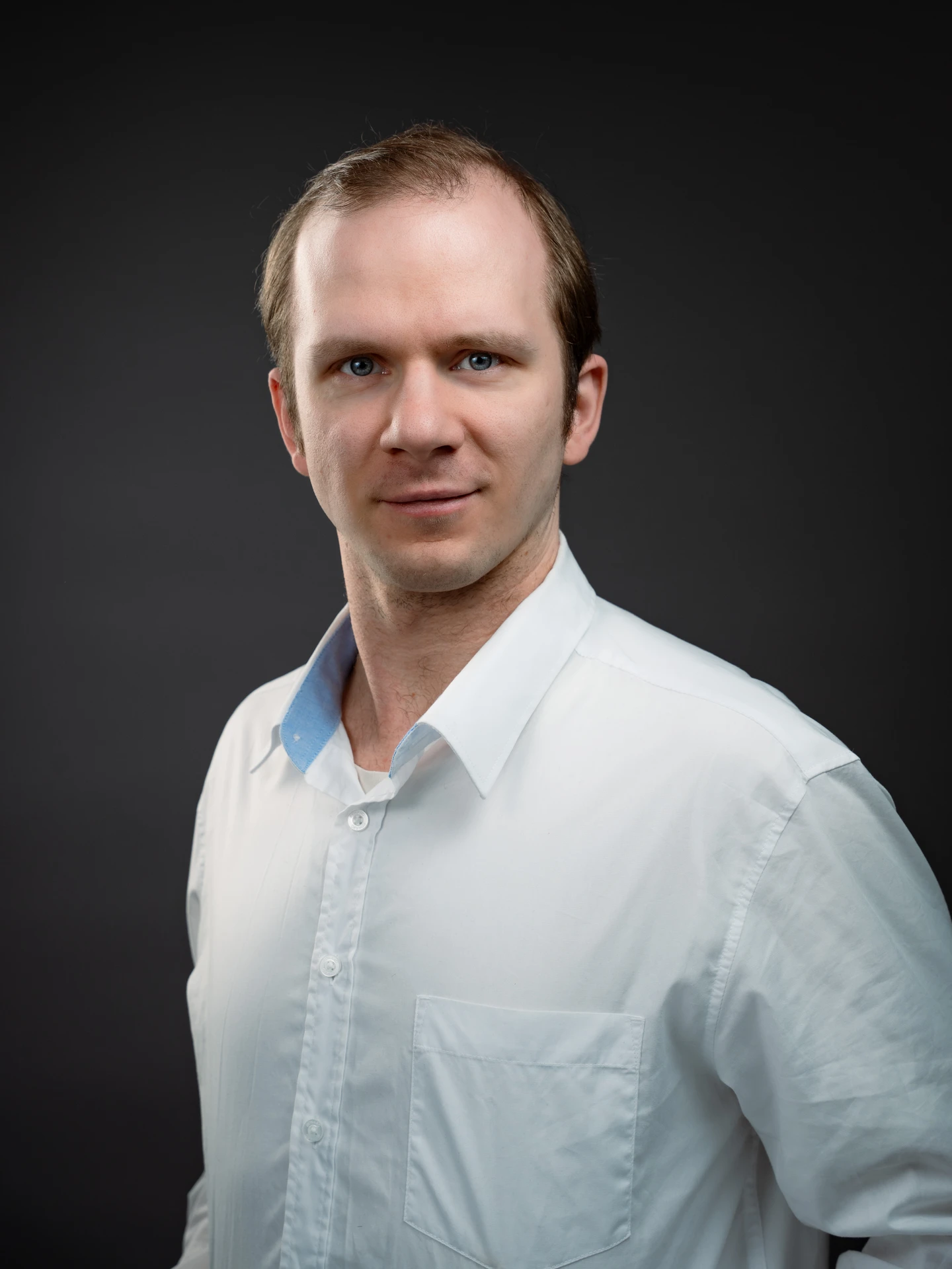 Modernes Business Portrait von Georg Mayer, Teil des Teams von Dynamic Personal in Vösendorf.