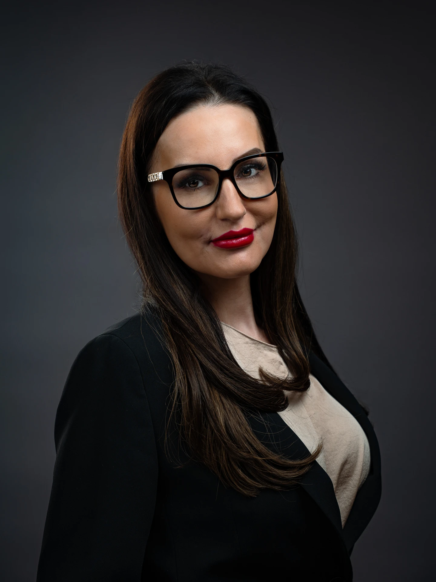 Professionelles Business Portrait von Dijana Bojanic, Geschäftsführerin bei Dynamic Personal. Fotografiert von ArsMotion für das Employer Branding in Vösendorf.