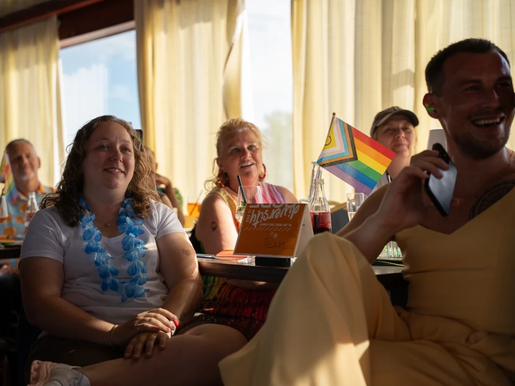 Ausgelassene Stimmung auf dem EBCONT Pride Boat 2026 in Wien – professionelle Eventfotografie und Corporate Reportage.