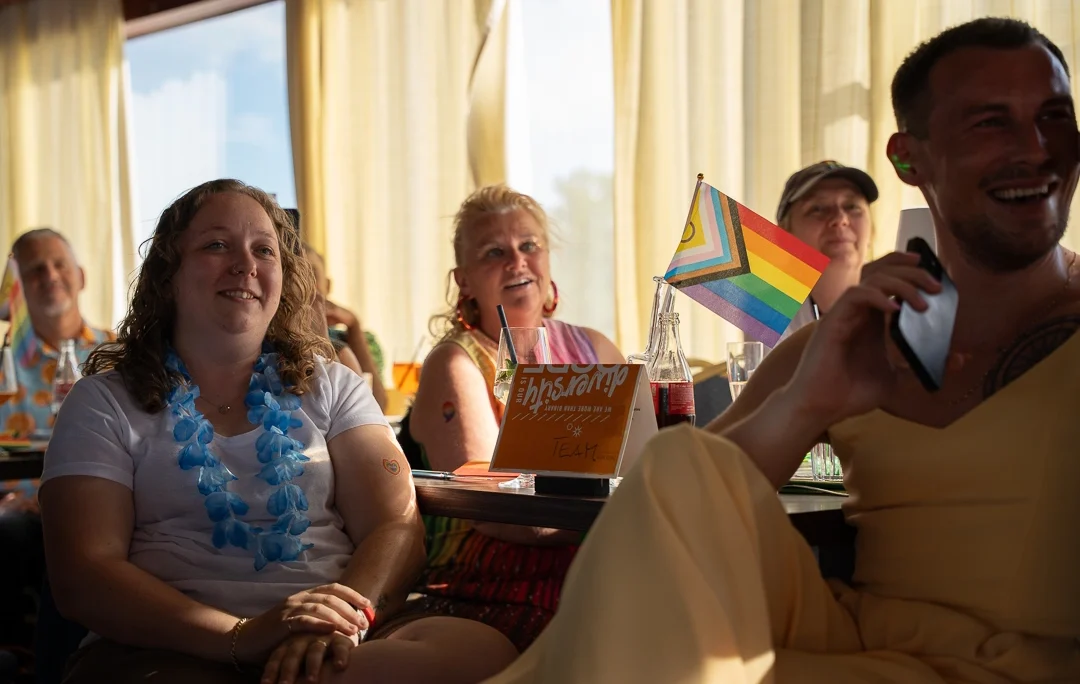 Ausgelassene Stimmung auf dem EBCONT Pride Boat 2026 in Wien – professionelle Eventfotografie und Corporate Reportage.