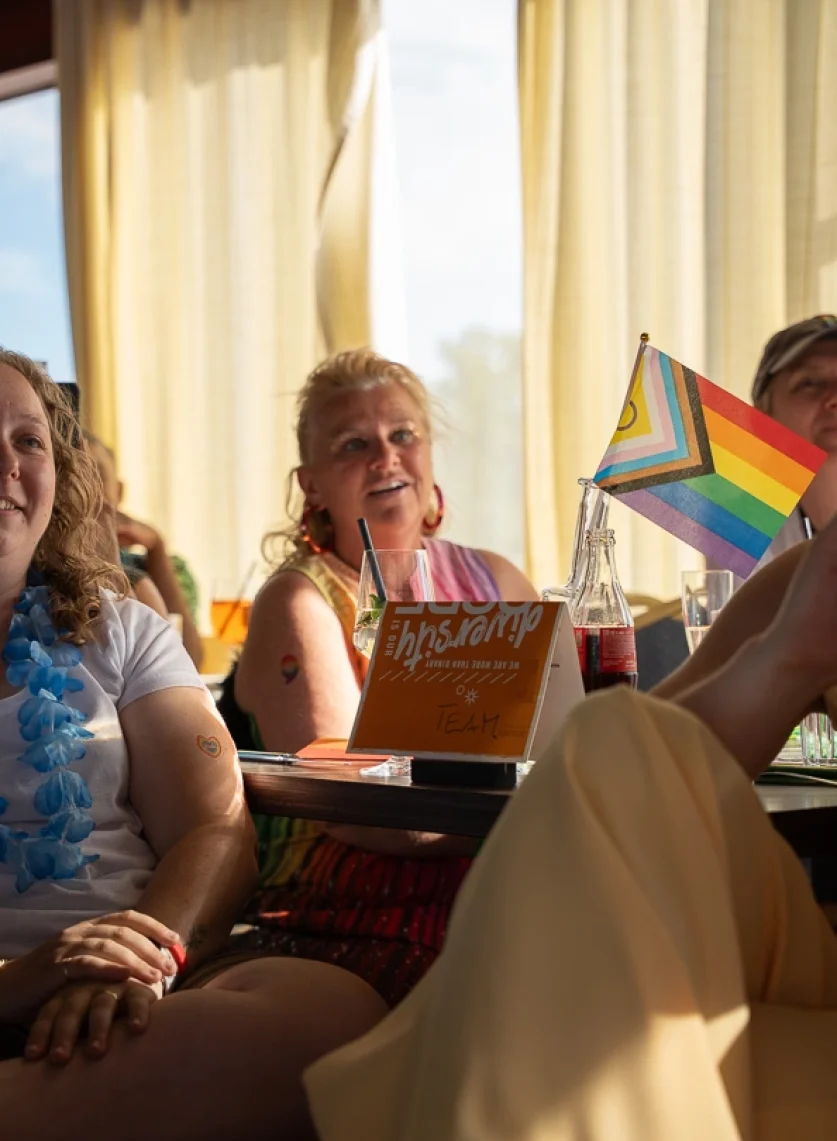 Ausgelassene Stimmung auf dem EBCONT Pride Boat 2026 in Wien – professionelle Eventfotografie und Corporate Reportage.