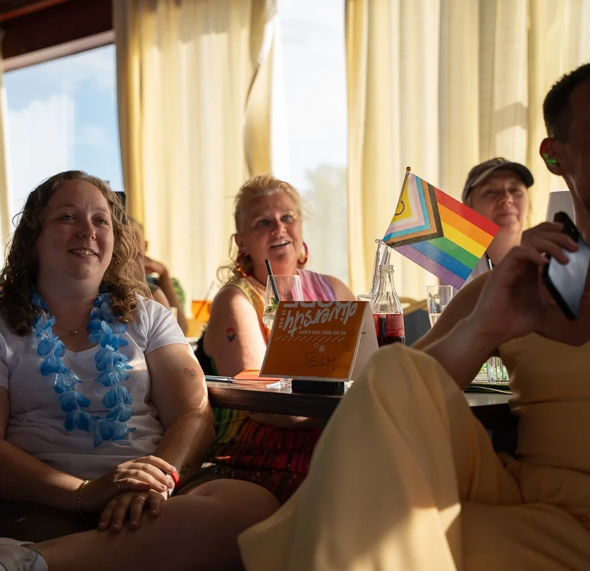 Ausgelassene Stimmung auf dem EBCONT Pride Boat 2026 in Wien – professionelle Eventfotografie und Corporate Reportage.